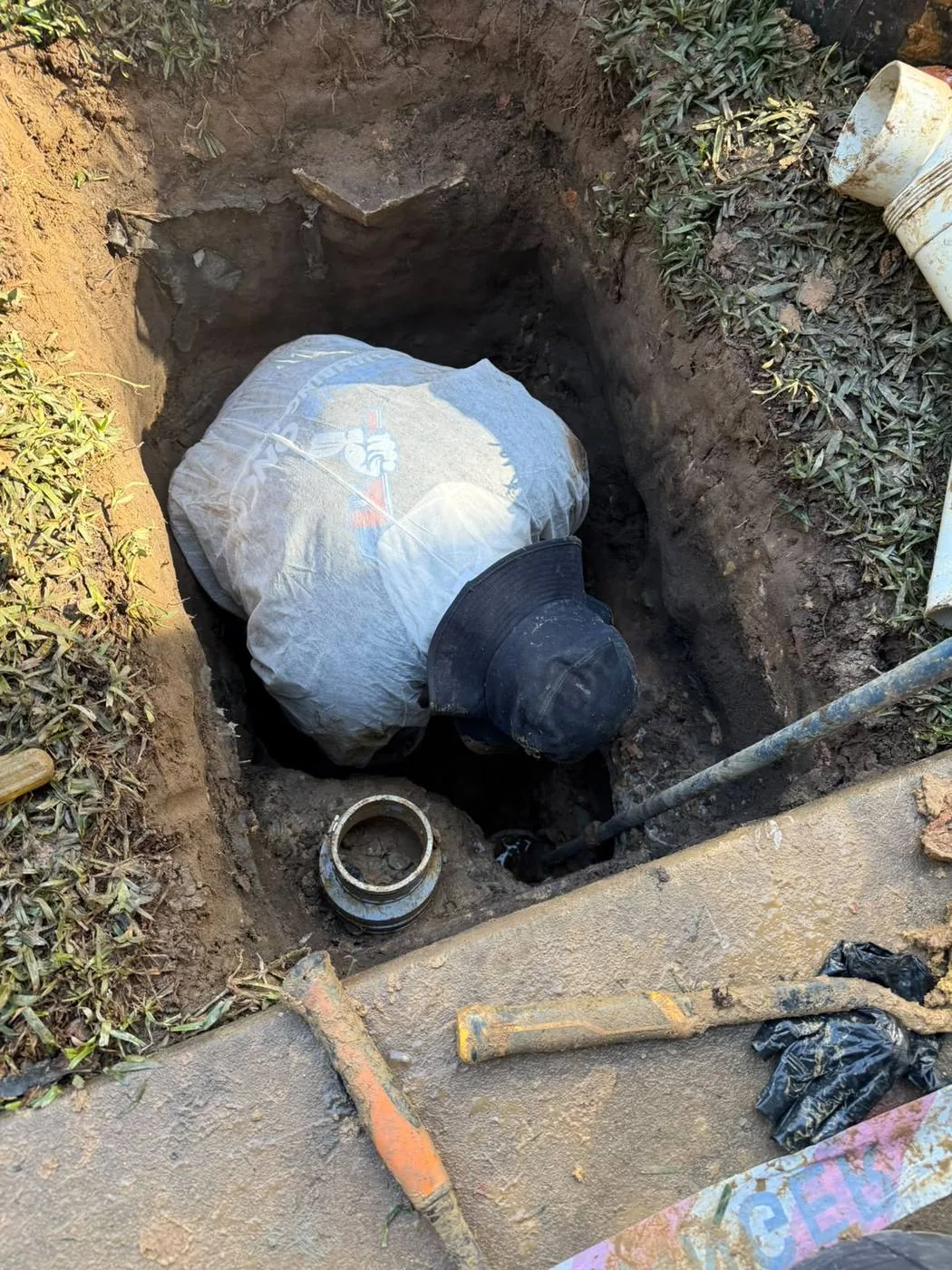 Sewer pipe repair in an open trench